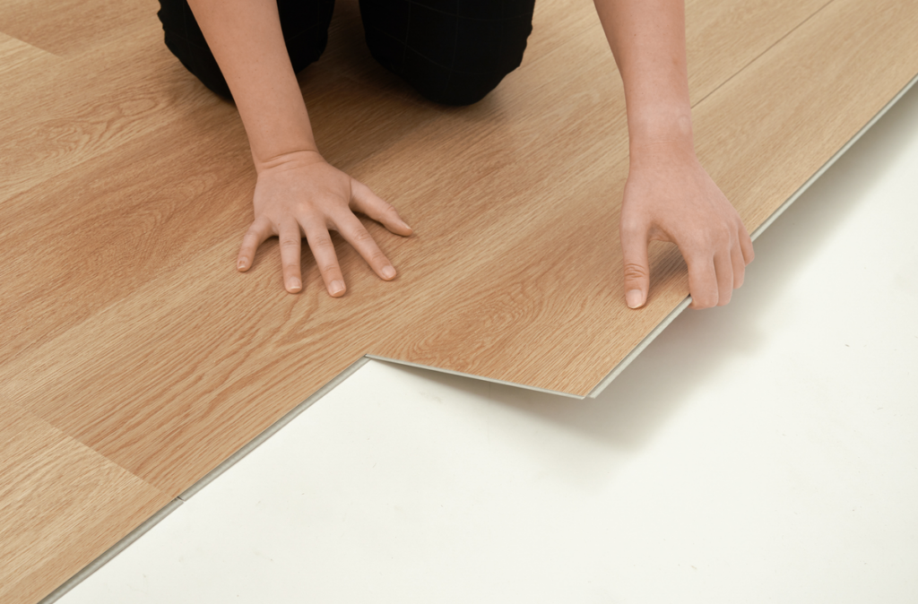 ปูกระเบื้องยาง (แบบมีกาวในตัว) ทำอย่างไร