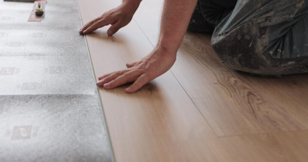 เลือกผู้รับเหมาปูกระเบื้องยางยังไง ไม่ให้โดนเทงาน